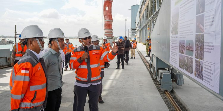 Wapres Gibran Tinjau Proyek Dermaga Ekspor SIG di Tuban, Progres Capai 99%