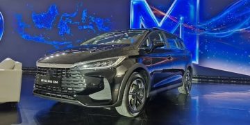 Mobil Hybrid Pertama BYD, M6 DM Siap Mengaspal di Indonesia